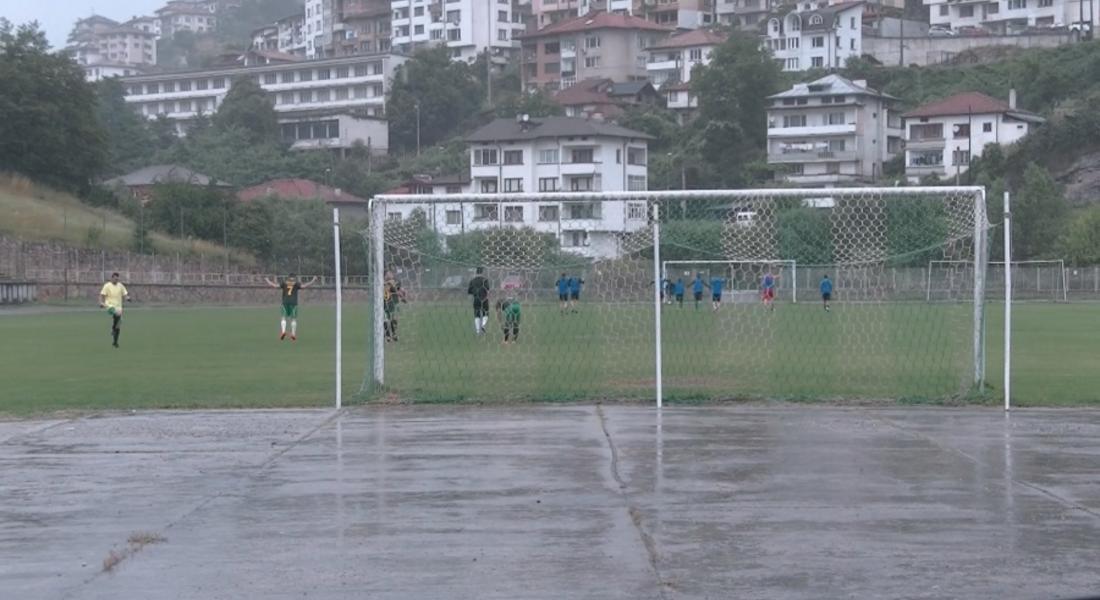  С футболен двубой при проливен дъжд почетоха паметта на легендарния Чоко /СНИМКИ/