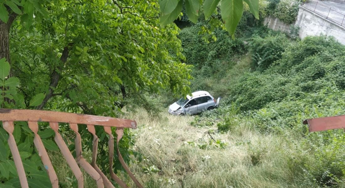 60-годишна жена се размина без сериозни травми, след като излетя с колата си в малка пропаст