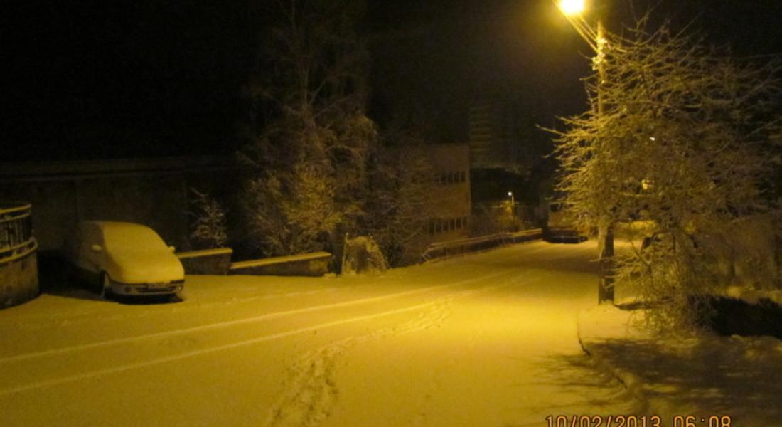 Усложнена е пътната обстановка в общините Смолян и Чепеларе след падналият тази нощ сняг