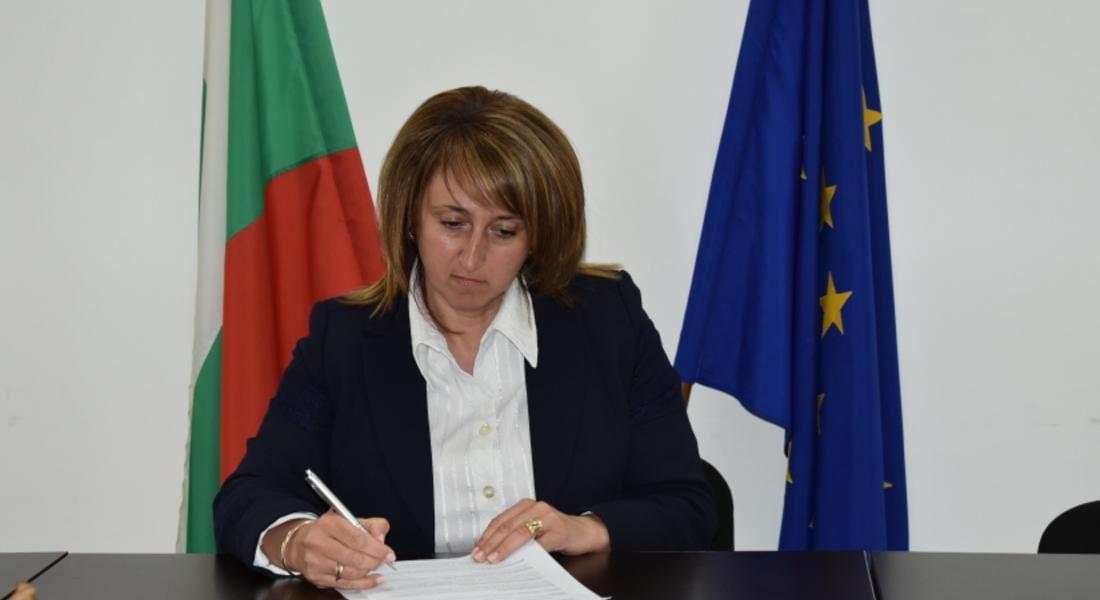 	Кметът Славка Чакърова подписа договор за социален проект „Шанс за по-добър живот в община Чепеларе“