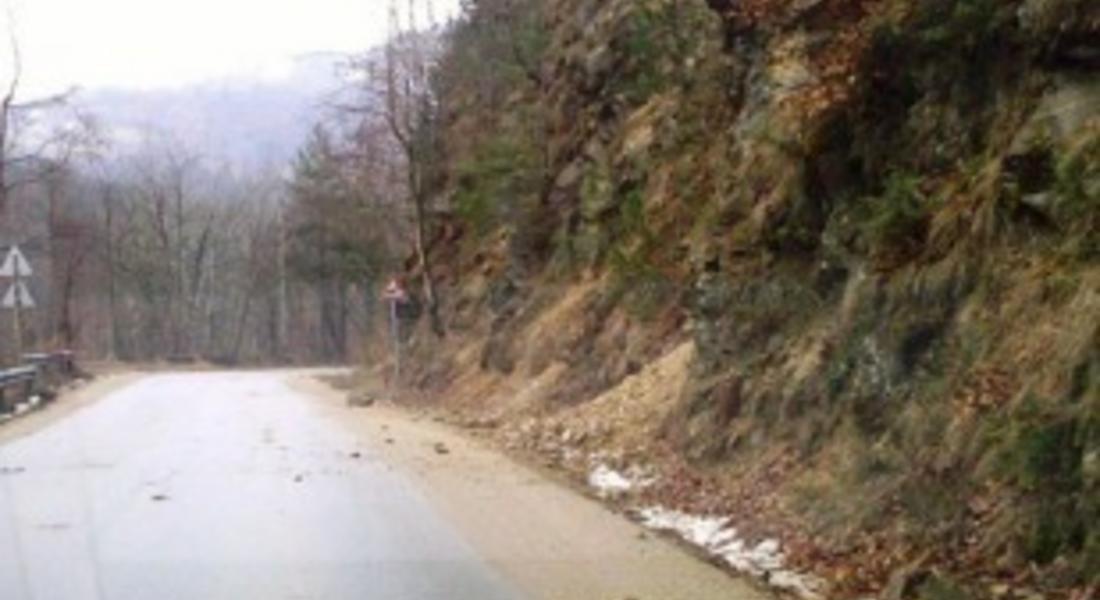 Силен дъжд вали в Смолянско, повишена е опасността от падащи камъни 