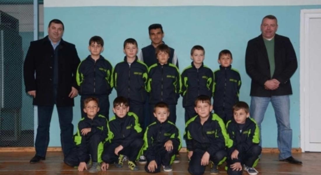 Фирма дари нови екипи за децата-футболисти от ФК "Мадан"