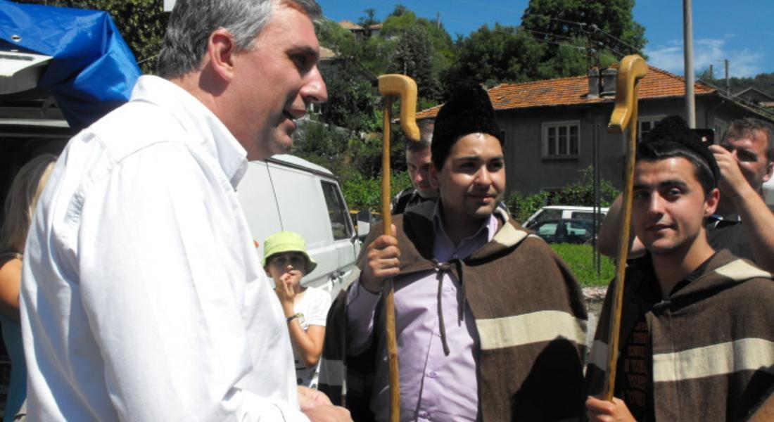 Безработни млади висшисти, преоблечени като овчари, пресрещнаха Ивайло Калфин на събора в Арда