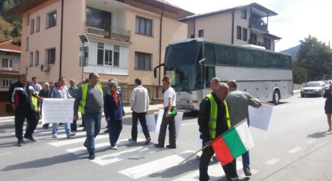 Работници с неизплатени заплати блокираха пътя Смолян - Пловдив