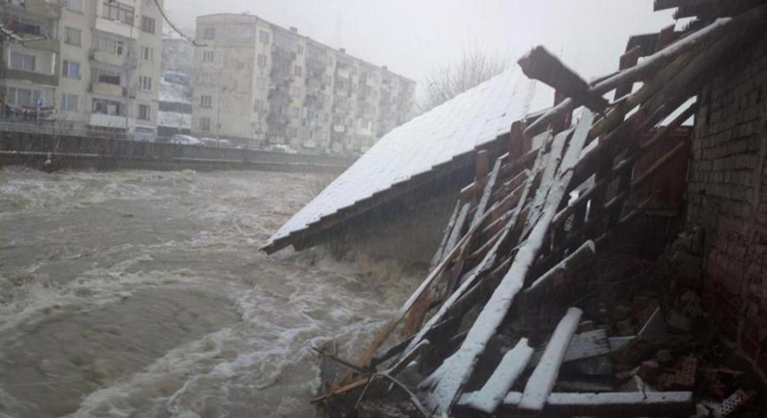 Над 80-90 л. кв. м. валежи са паднали в Смолян, свлачище затвори пътя Смилян - Киселчово 