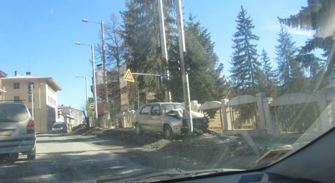 Снимка на деня: Лек автомобил "Голф" се заби в стълб на стария център в Смолян /Снимки/