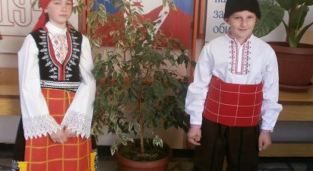 Кметът на община Доспат зарадва детски градини, училища и читалища с нови носии  