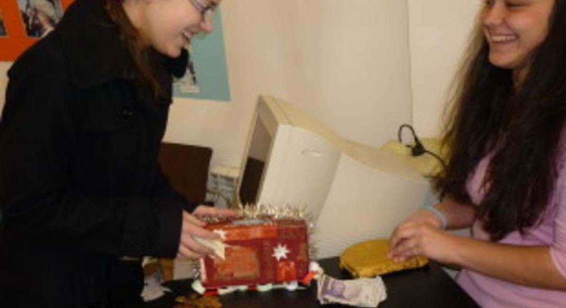 Младежи от православен център „Чисти сърца” връчват дарение