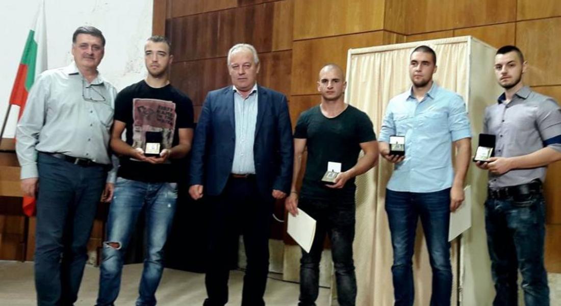 Награда „Достойните граждани на община Смолян“ получиха шестимата младежи, спасили жена от удавяне