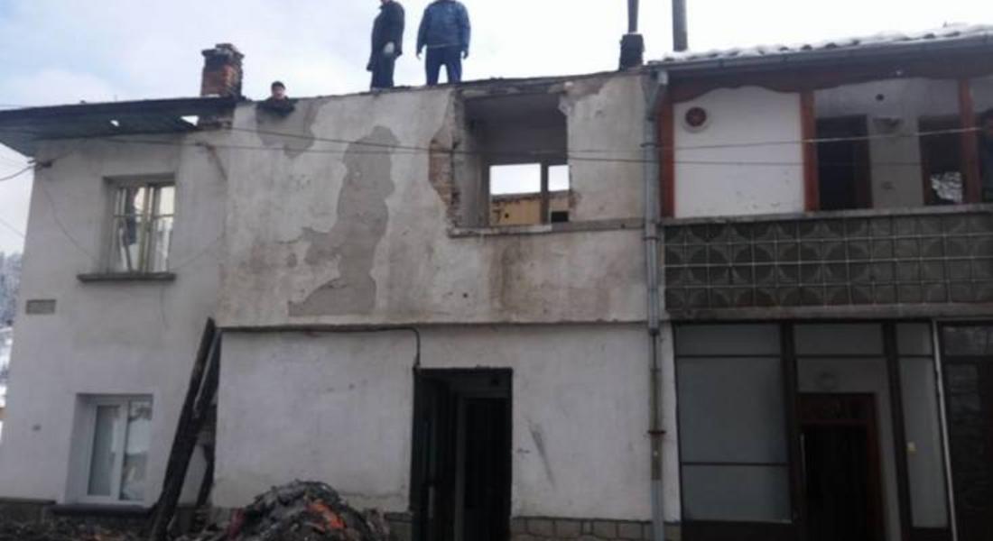 Камарата на строителите в Смолян събра 5000 лева от благотворителна акция за опожарената къща в Момчиловци