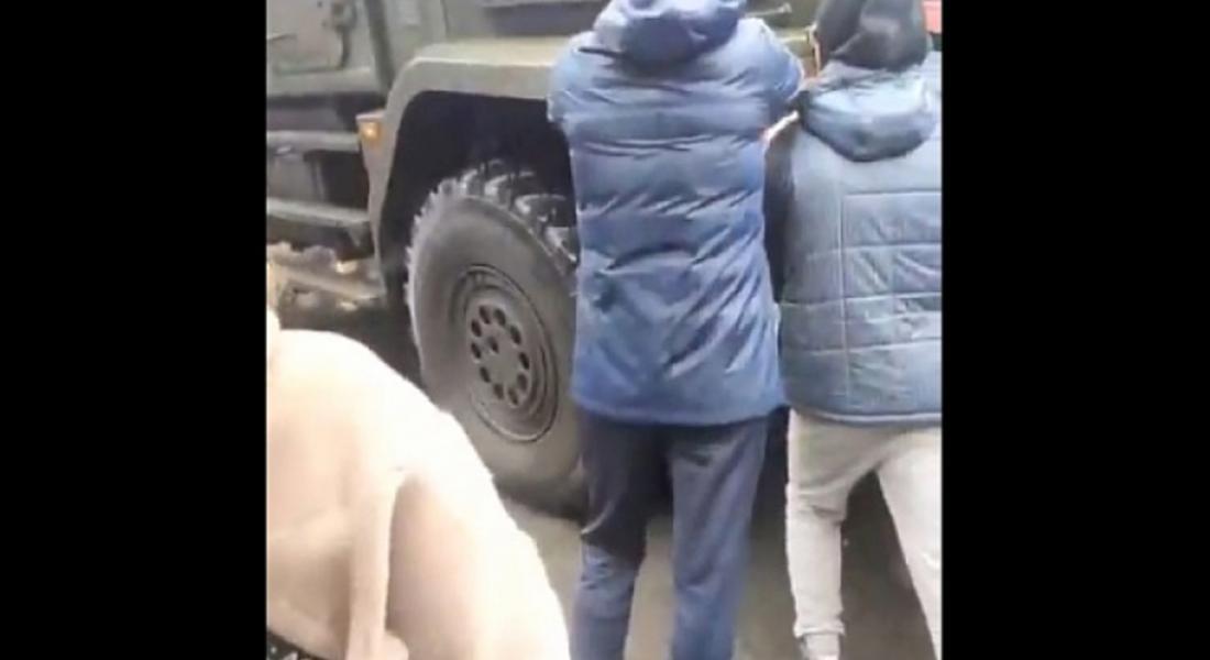 Украинци спират пътя на 67 км военна колона на руската армия с голи ръце /видео/