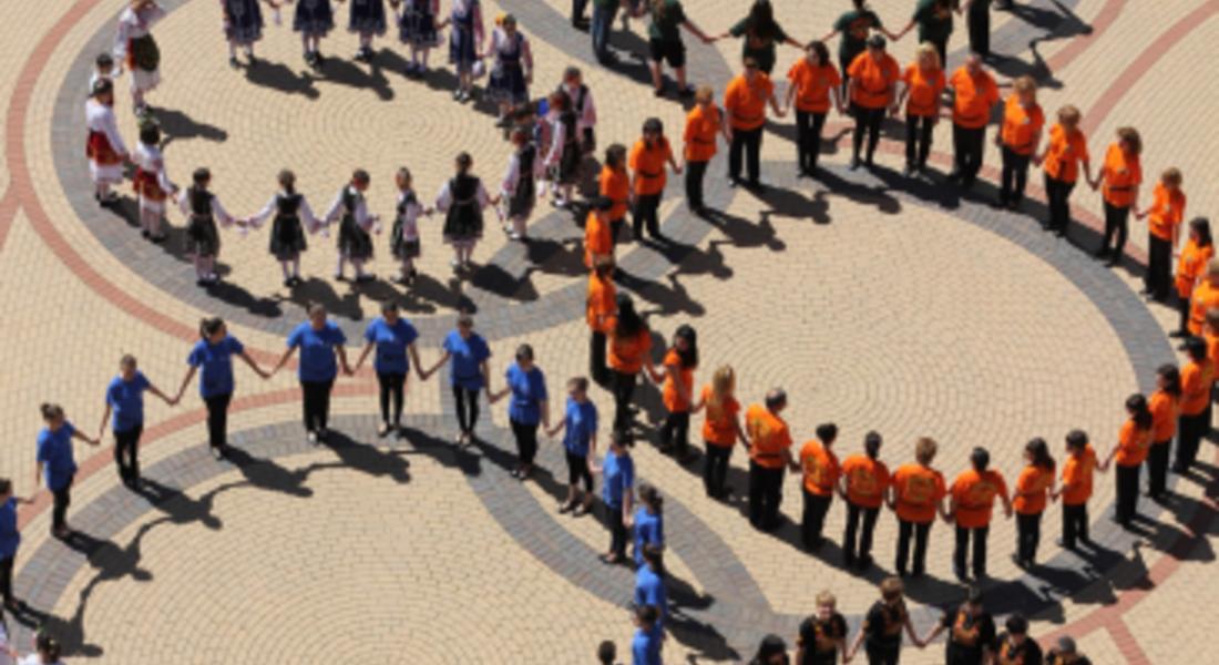 За поредна година „Веселие в Чепеларе” – празник на хората", върху олимпийските кръгове на площада 