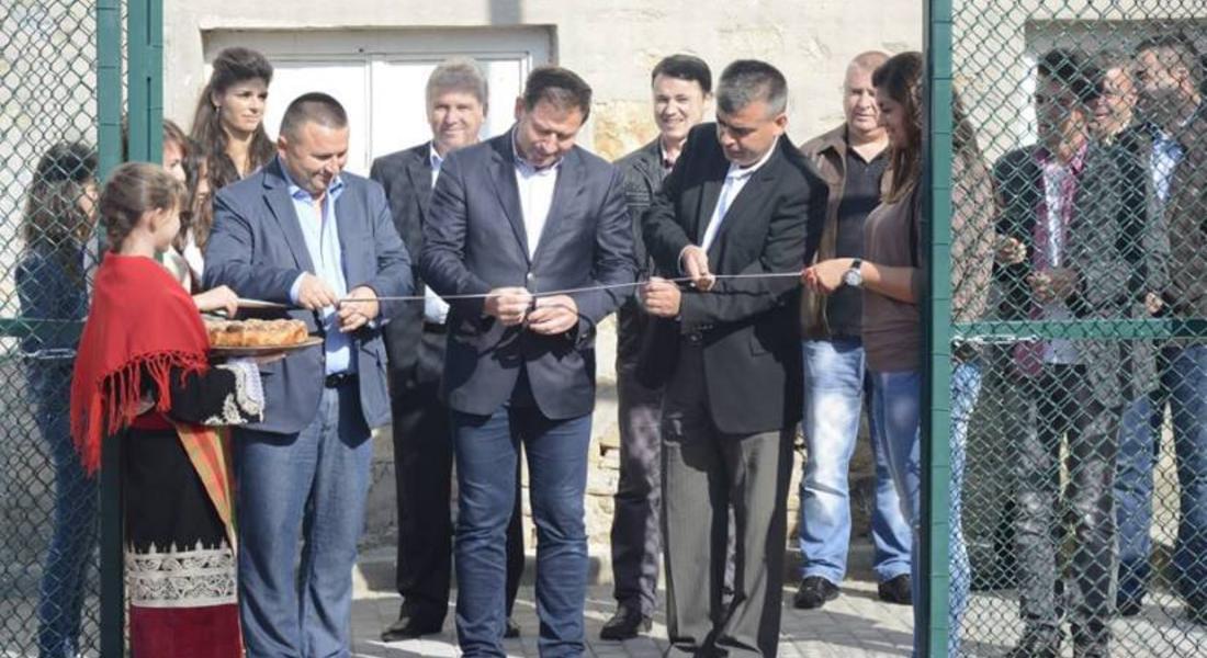  Кандидат-депутати на ДПС присъстваха на откриването на спортна площадка в Букова поляна