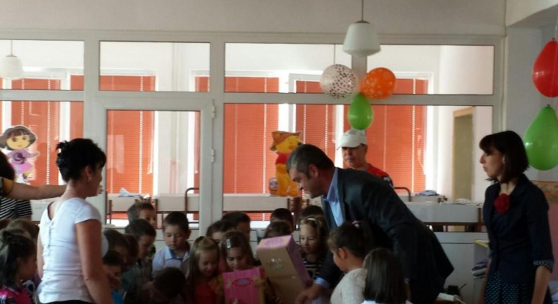 Емил Хумчев дари играчки и консумативи на детската градина в Старцево