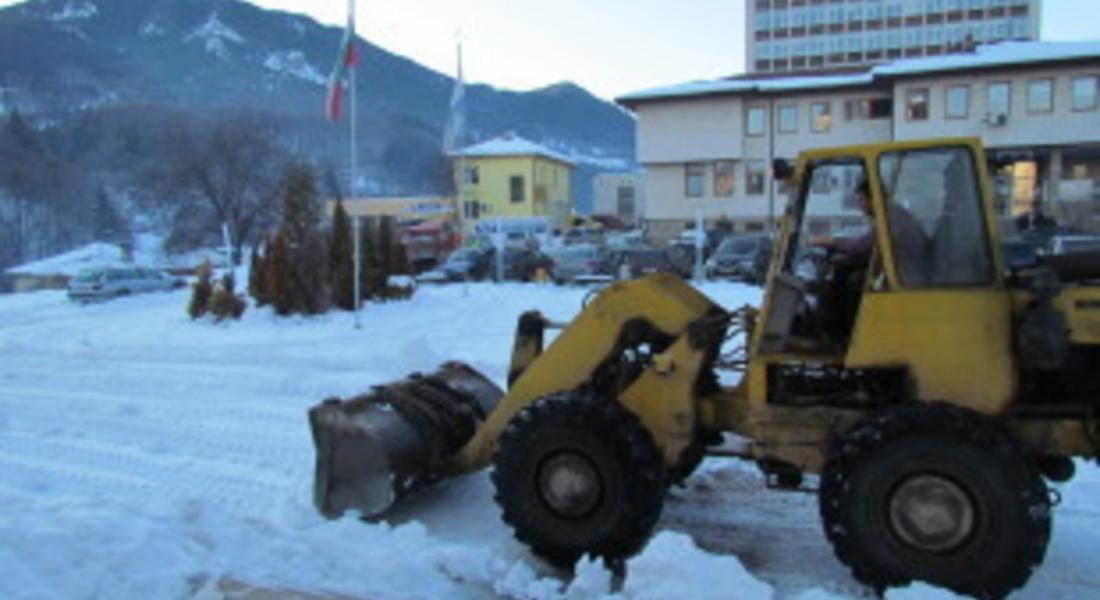 Паркирани коли са причина за непочистени от снега улици на Нов център