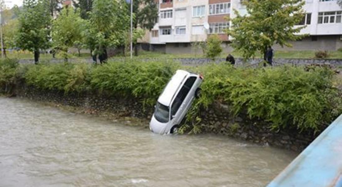 Лек автомобил падна в реката в Мадан