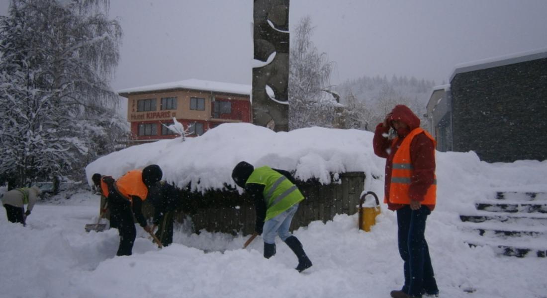 16-ти час продължава снеговалежът в Смолян, 15 машини почистват улиците в града 