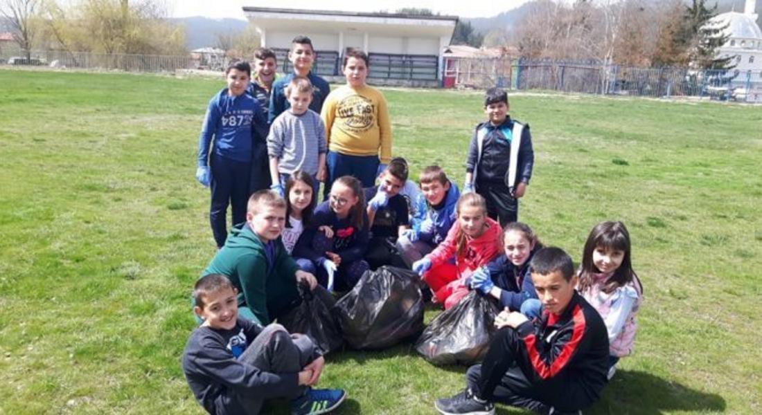 Ученици се включиха в пролетното почистване на град Доспат