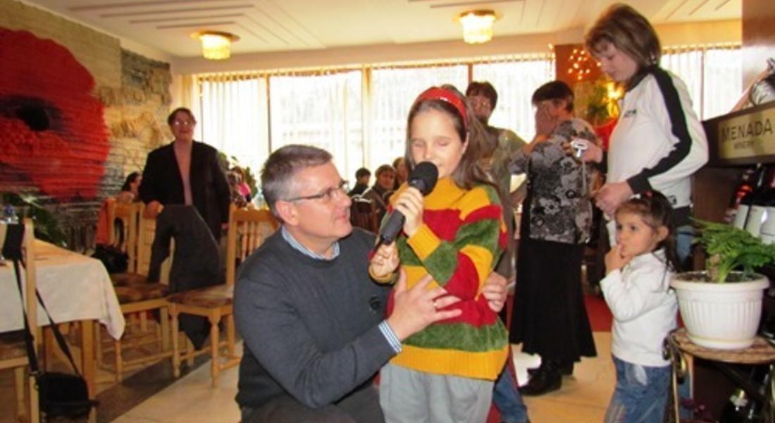 Депутат зарадва с коледни подаръци над 90 деца от Смолян