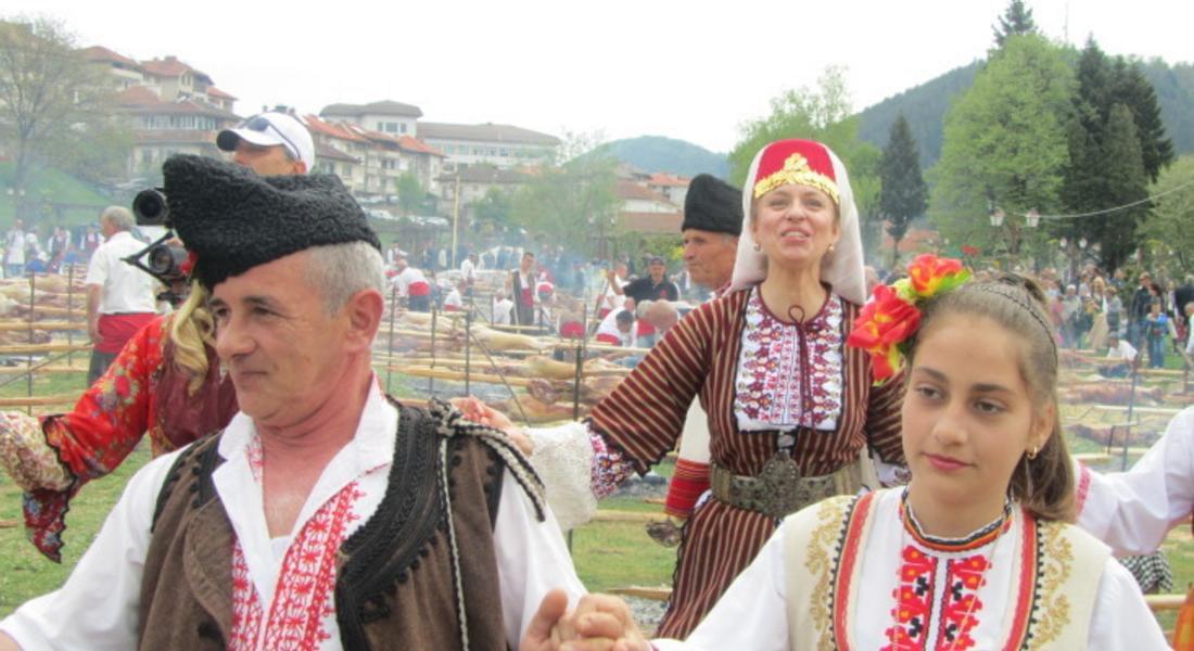 Двоен ръст на търсенето на народни носии в сезона на съборите в Родопите