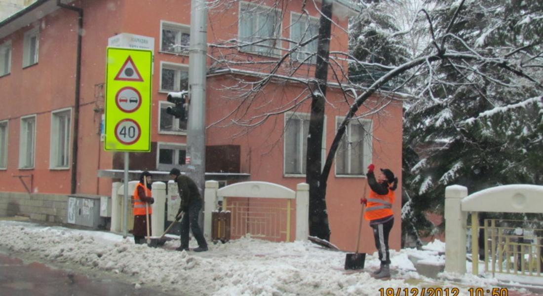 Ударно почистват тротоарите и пешеходните зони на Смолян от падналия сняг 