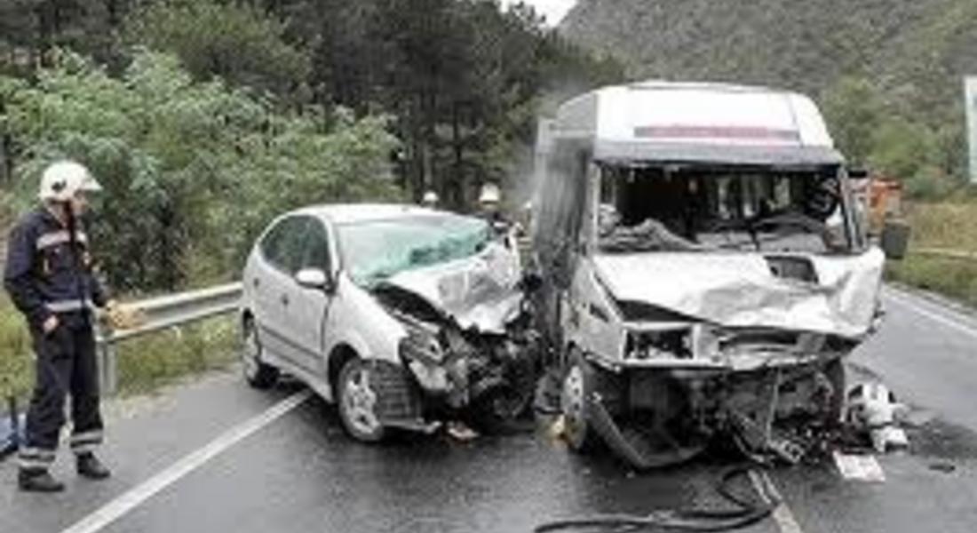Всеки месец по пътищата на страната над 700 души пострадват oт пътни злополуки, от тях над 55 загиват