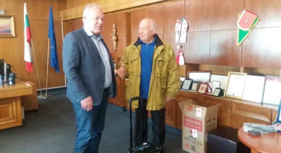 Пенсионерски клуб „Орфей” получи уредба, дарена от кмета Мелемов 