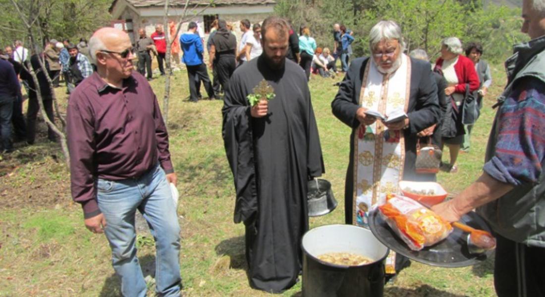  Известният строителен предприемач и буден радетел на Православната вяра Спиро Чавдаров дари по курбан в чест на св. Атанасий