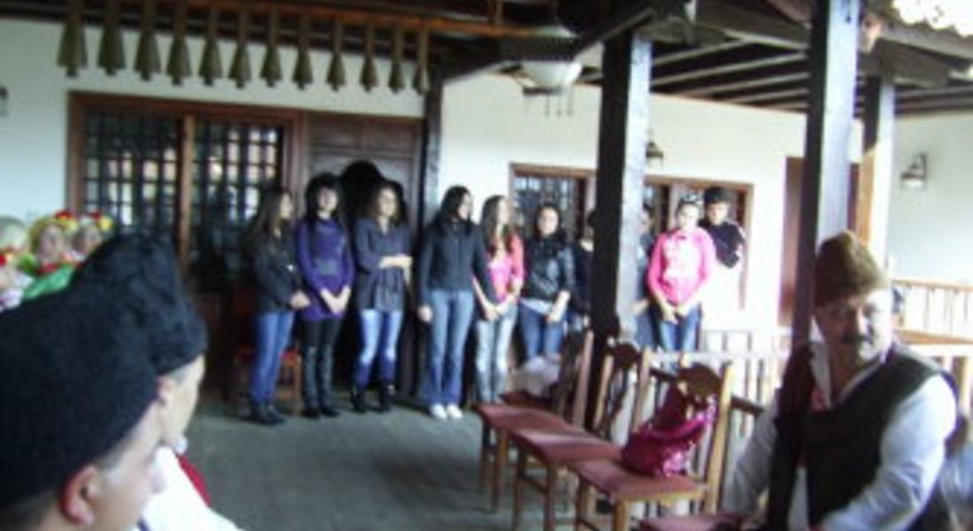Млади певци на народни песни се срещнаха с група за автентичен фолклор от Златоград