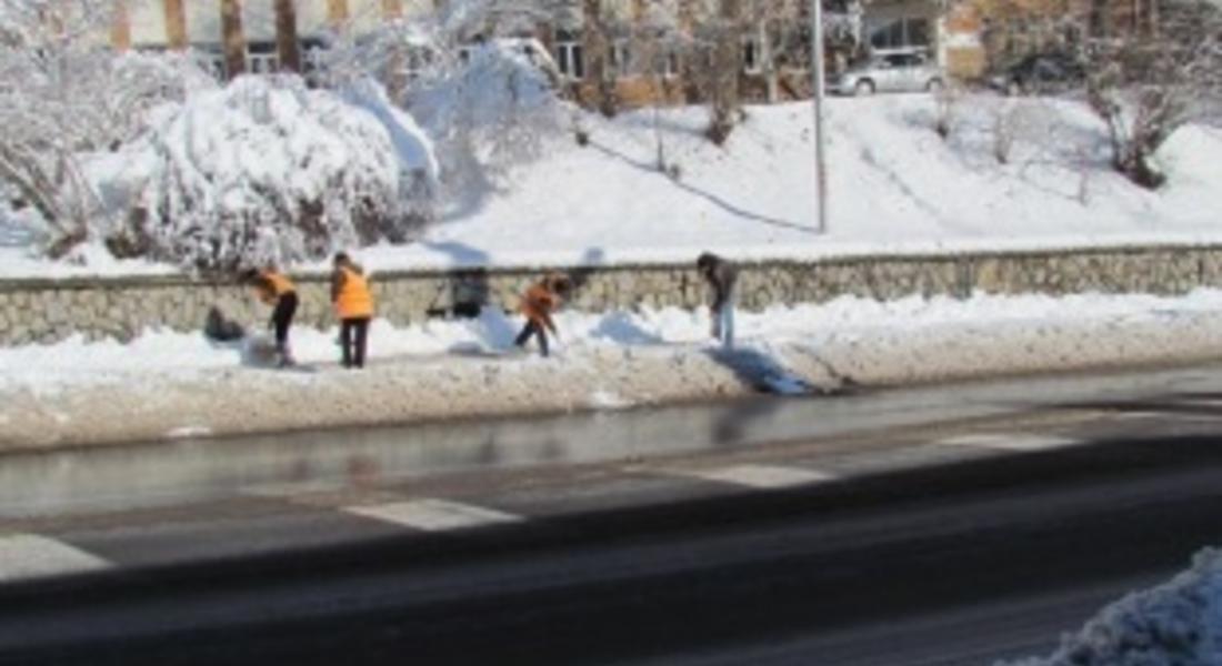 Над 40 души разчистват снега от тротоарите и обществените зони в Смолян