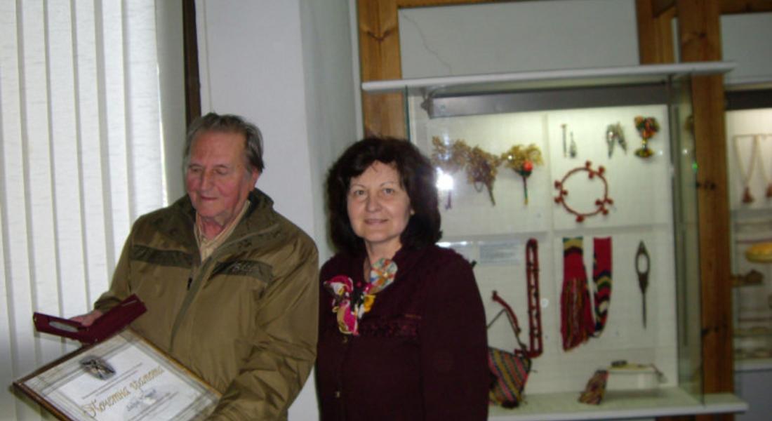  С почетни грамоти и плакети отличиха приноса на Андрей Печилков и Таня Марева за популяризиране на българското наследство 