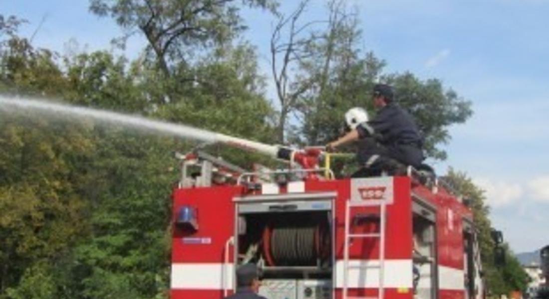Три пожара гасиха огнеборците през почивните дни в региона