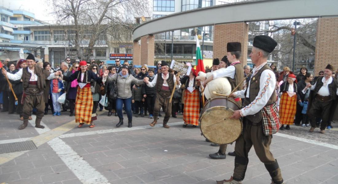 Фолклорният ансамбъл от с. Орехово дефилира на парада на националните обичаи в Ксанти