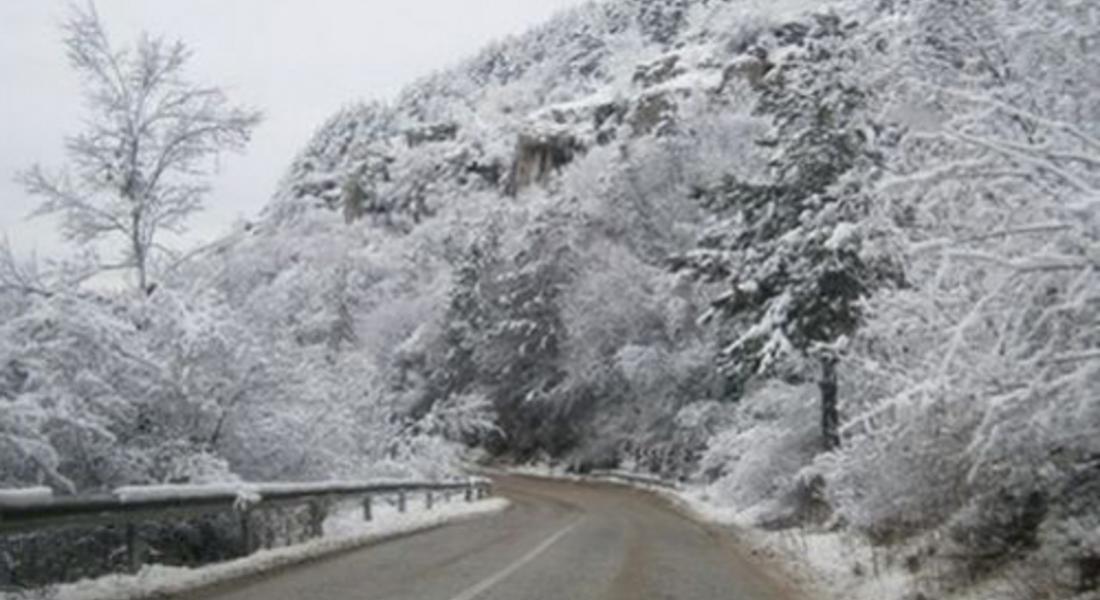 Заради снега без електрозахранване са населени места в общините Баните и Смолян 