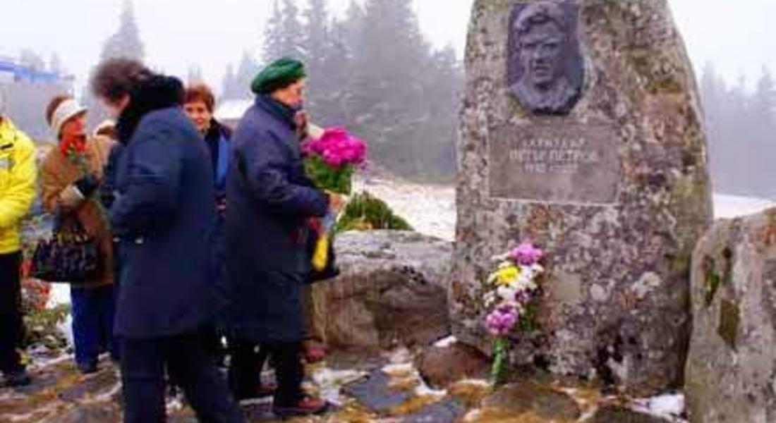 Поднасят венци и цветя в памет на видния смолянски общественик арх. Петър Петров