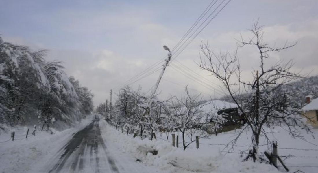 Екипите на EVN продължават да отстраняват аварии с електрозахранването в Смолянско
