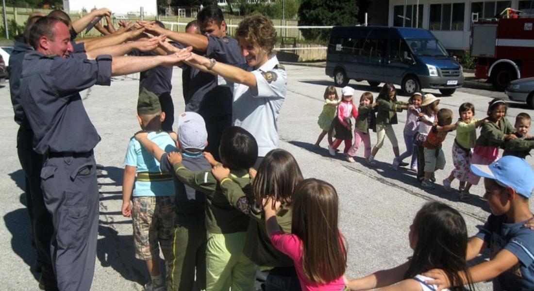 Огнеборци организират Детски празник в Смолян, провеждат срещи с малчугани от градините
