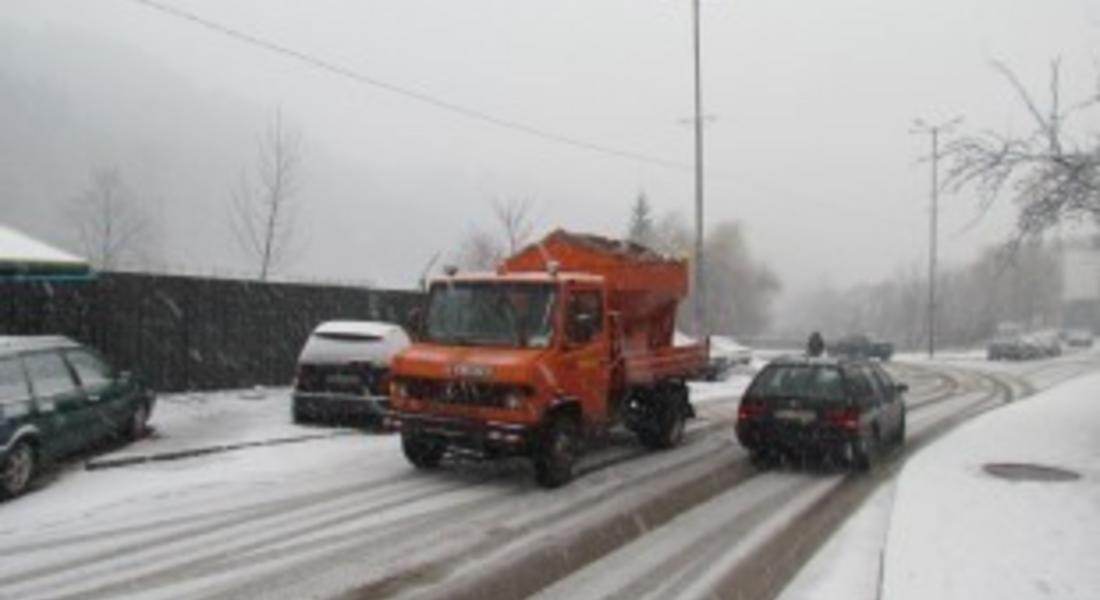  Пътното със спешен телефон за аварии през зимата