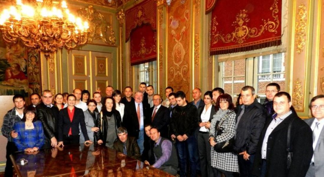 Кметът на Брюксел ще въдворява ред на заседанията с родопски чан от Смилян