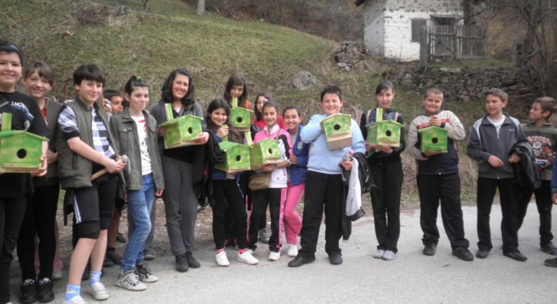 Ученици от Девин поставиха къщички за птици в защитена местност