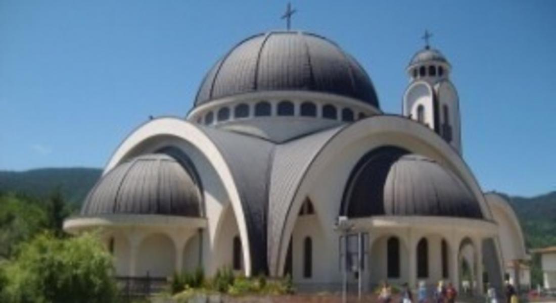 Катедралният храм "Св. Висарион Смоленски" получи дарение икона с проскинитарий