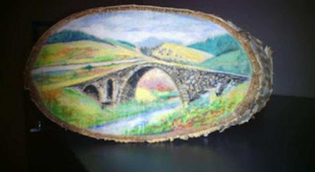 Художничка от Змейца нарисува Римският мост върху бреза