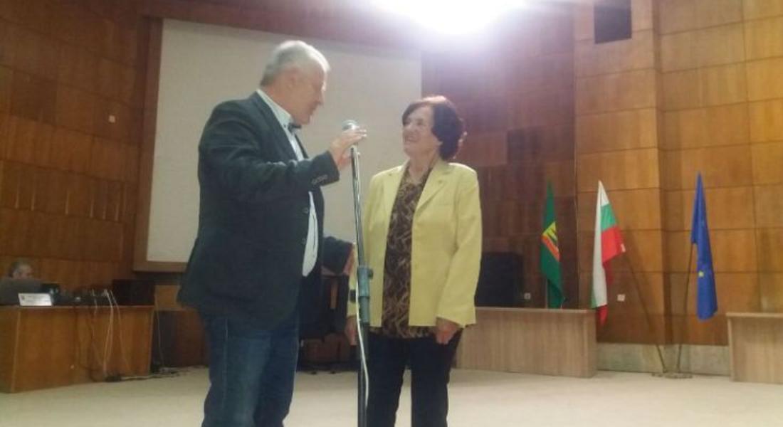  По традиция, кметът Мелемов изрази признателността си към учителите ветерани в навечерието на 24 май