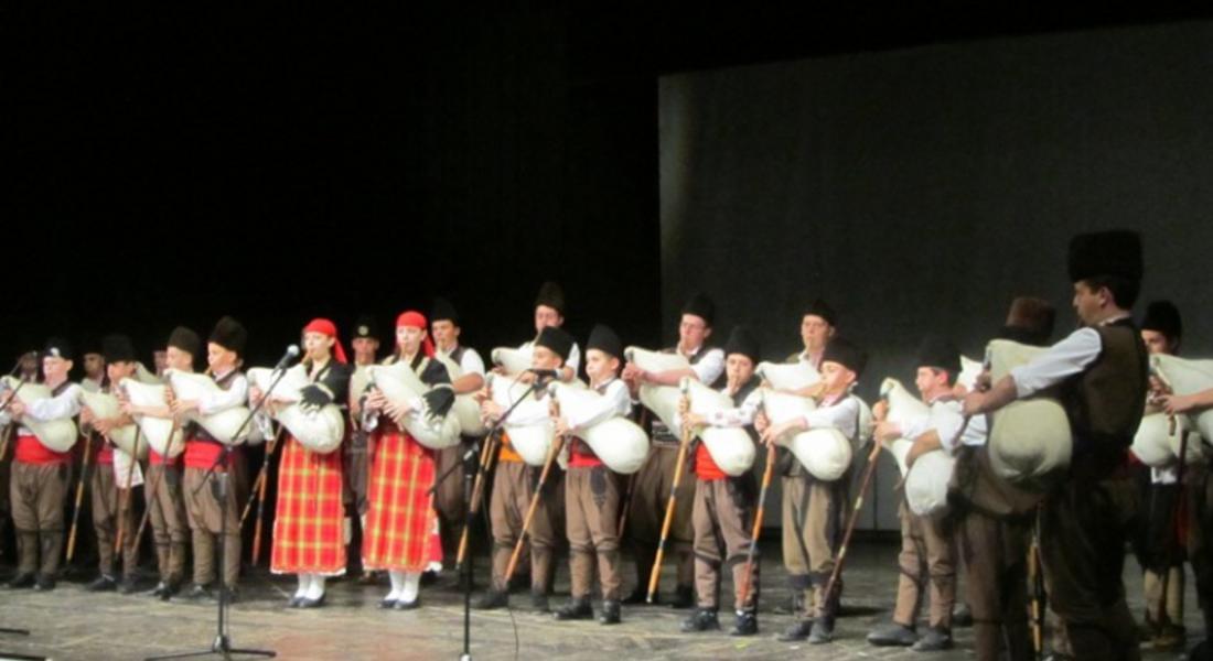 Ученици събраха  3 571 лв. от благотворителния  концерт "Дом за едно семейство" , даряват ги на Роска Георгиева 