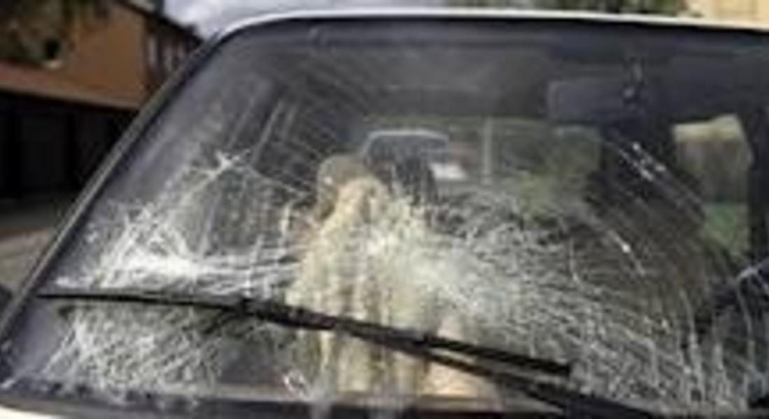 Апаши счупиха предно стъкло на лека кола