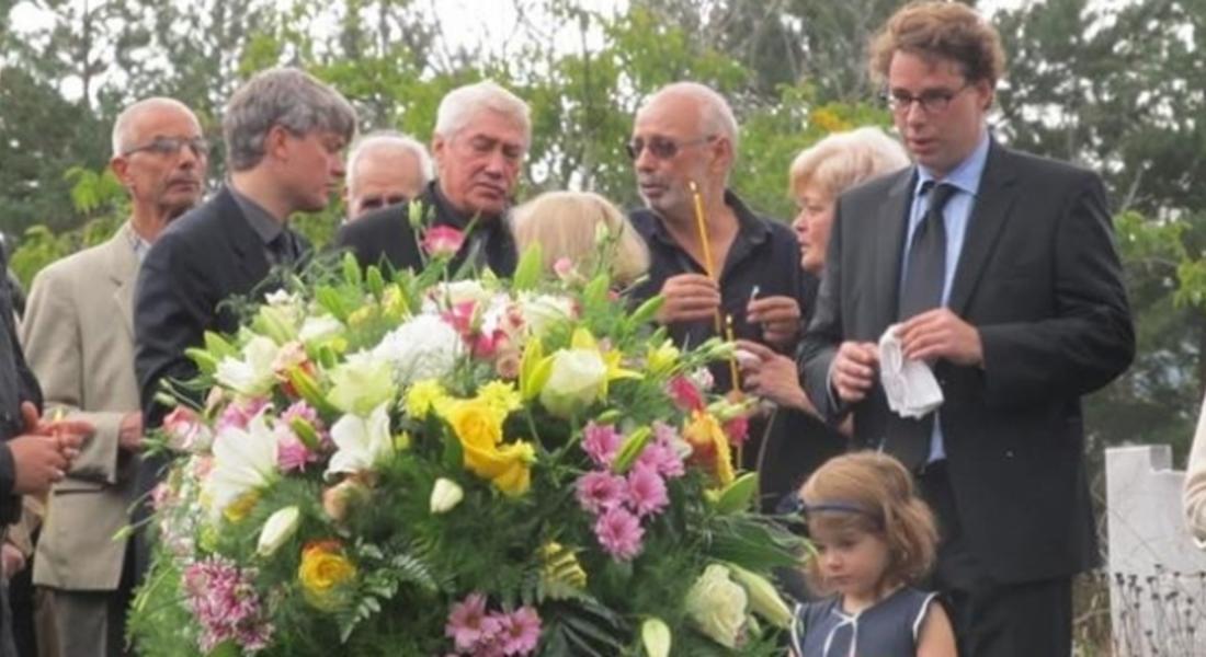  Полагат Бисер Киров до гроба на дъщеря му в село Чокманово