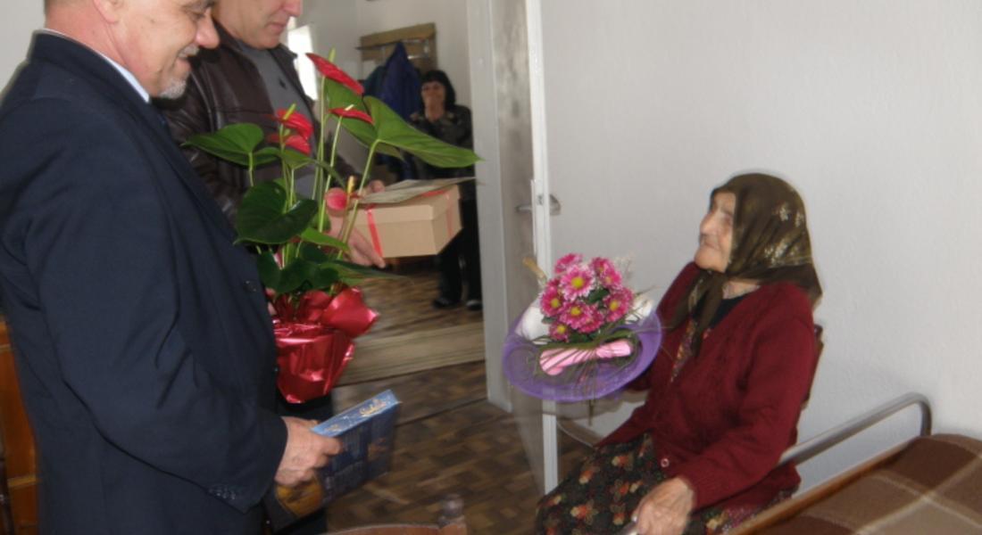 Евродепутатът Владимир Уручев посети 104-годишната баба Сафие от Сивино