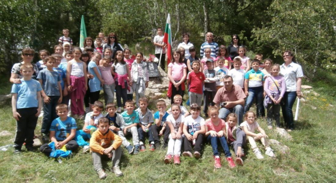 НУ „В.Ваклинов” отбеляза Патронния си празник на връх „Ваклинова чука”