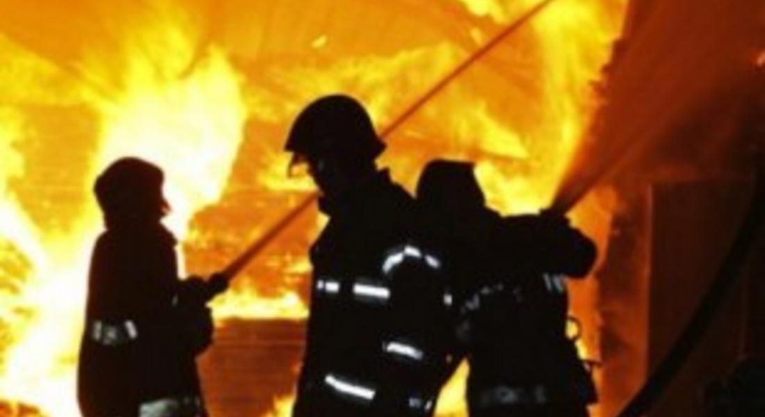 Пожар в дърводелски цех гасиха огнеборците край Девин