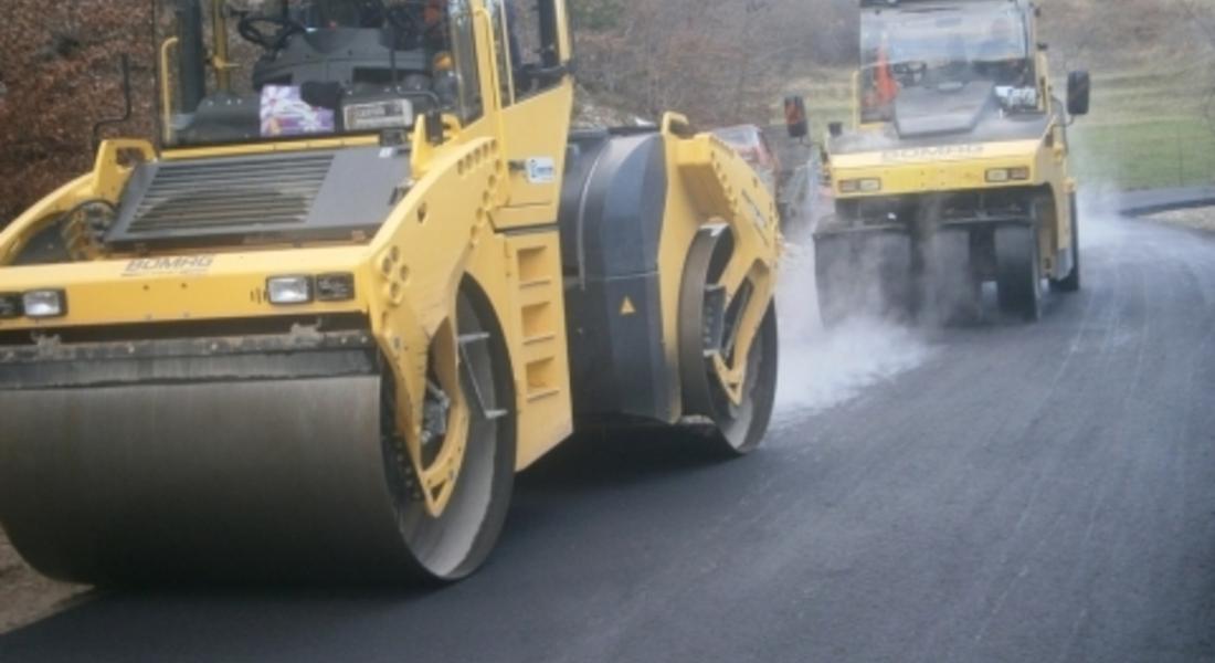 Продължава рехабилитирането на пътища в община Мадан